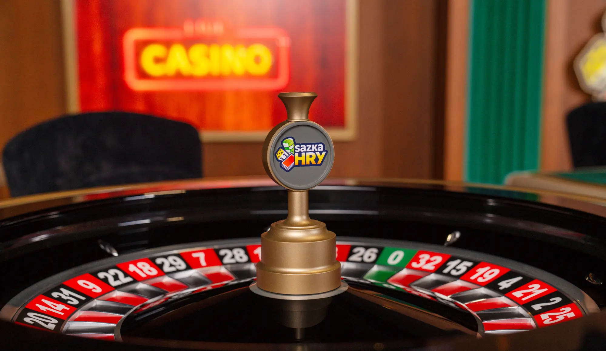 Radioservis Hry – živá ruleta s autentickým kasinovým prostředím a profesionálním zázemím Ruletové kolo s logem Radioservis Hry ve studiu online casina